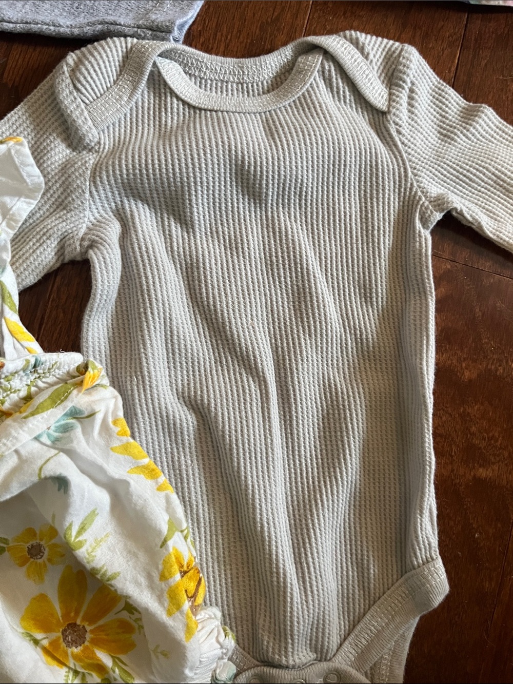 Baby girl 0-3 month bundle clothing, dresses and onesies - Picture 4 of 5